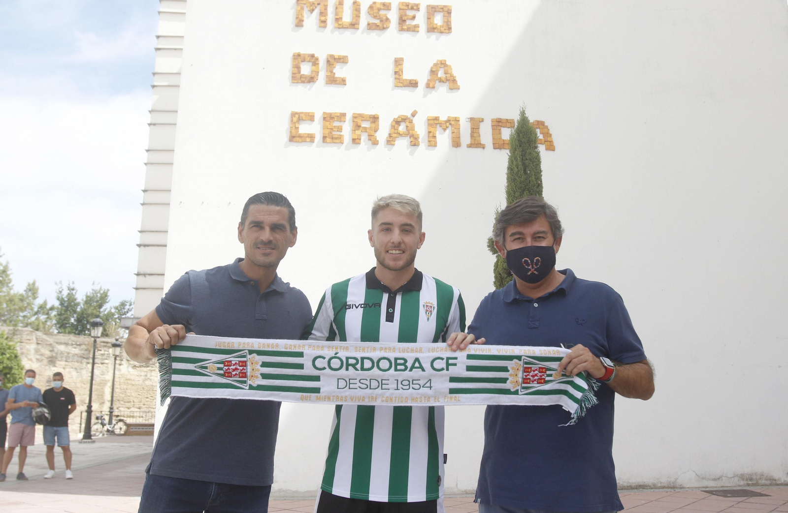 Antonio Casas posa con Juanito y Javier González Calvo.