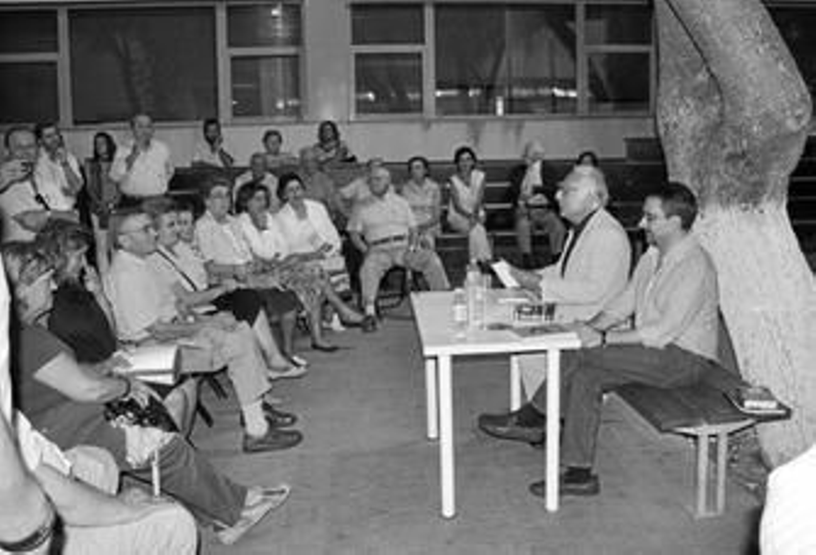 Un momento del acto que se celebró finalmente en el patio del centro cívico el Tejar del Mellizo.
