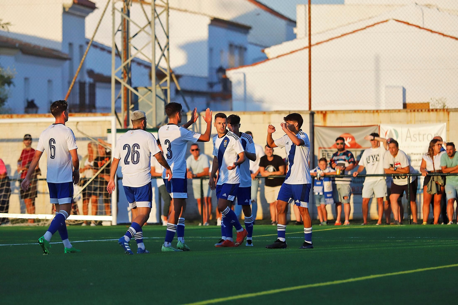 Los jugadores del Recre celebran un gol en un amistoso de la pasada pretemporada. Los jugadores del Recre celebran un gol en un amistoso de la pasada pretemporada.