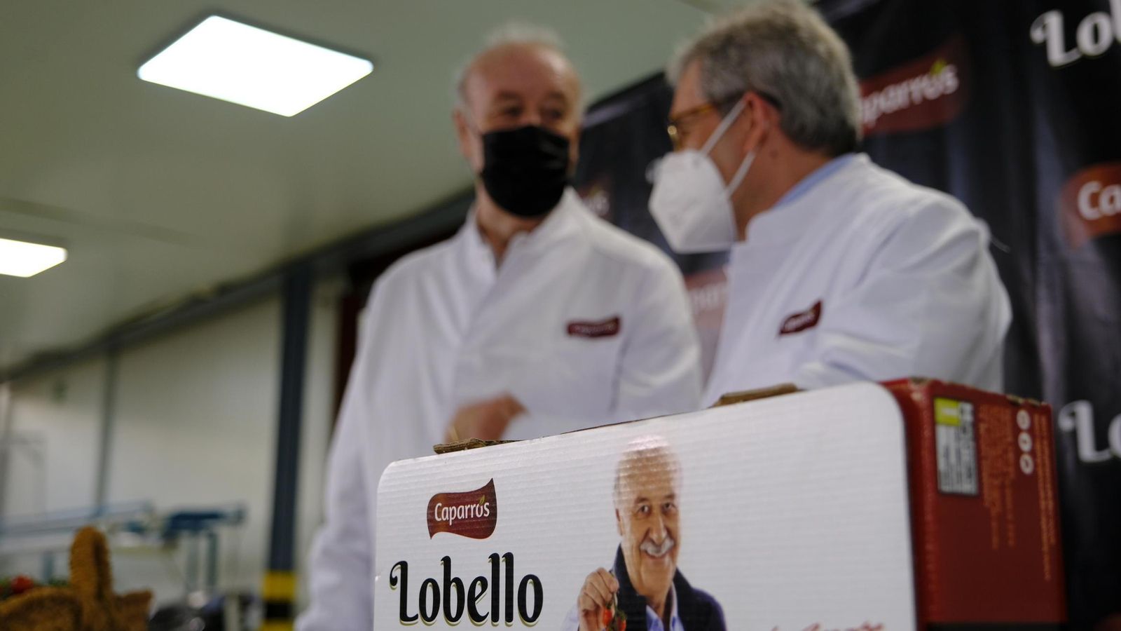 Vicente del Bosque y Pedro Caparrós junto a cajas de tomate Lobello