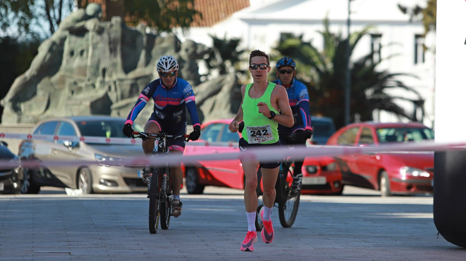 Las mejores fotos de la VIII Carrera Cívico Militar 'Entre dos ciudades'