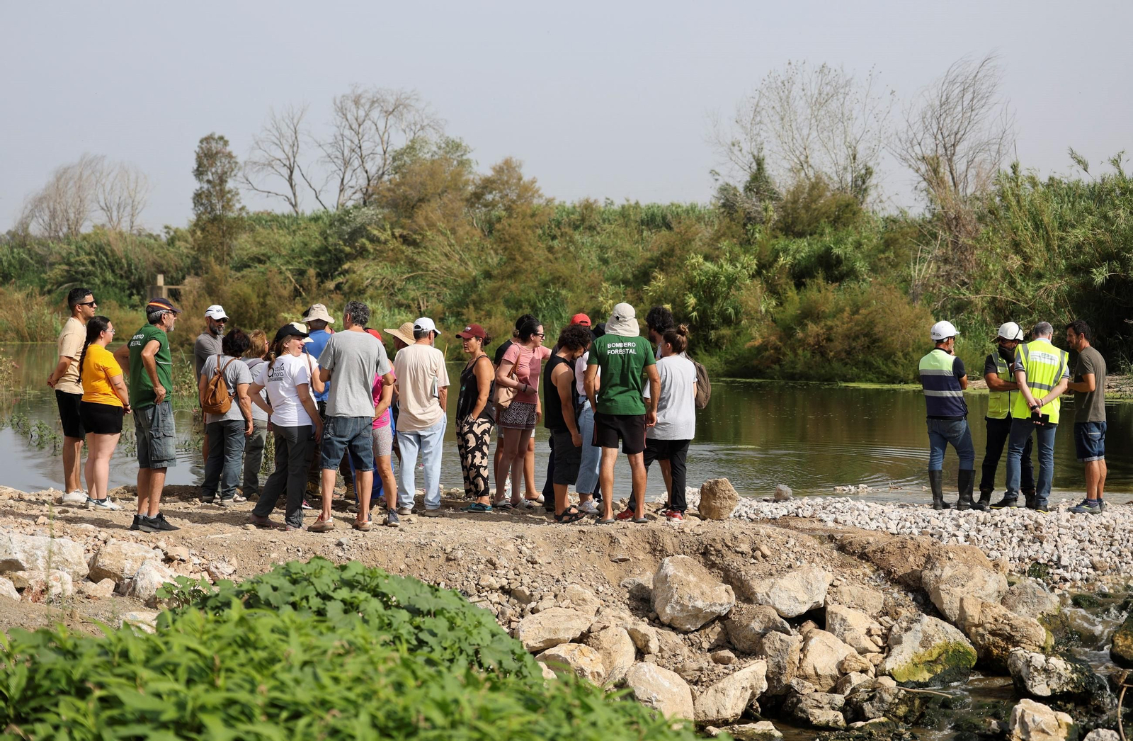 Vecinos protestan frente a las excavadoras en la Vega de Mestanza, en fotos