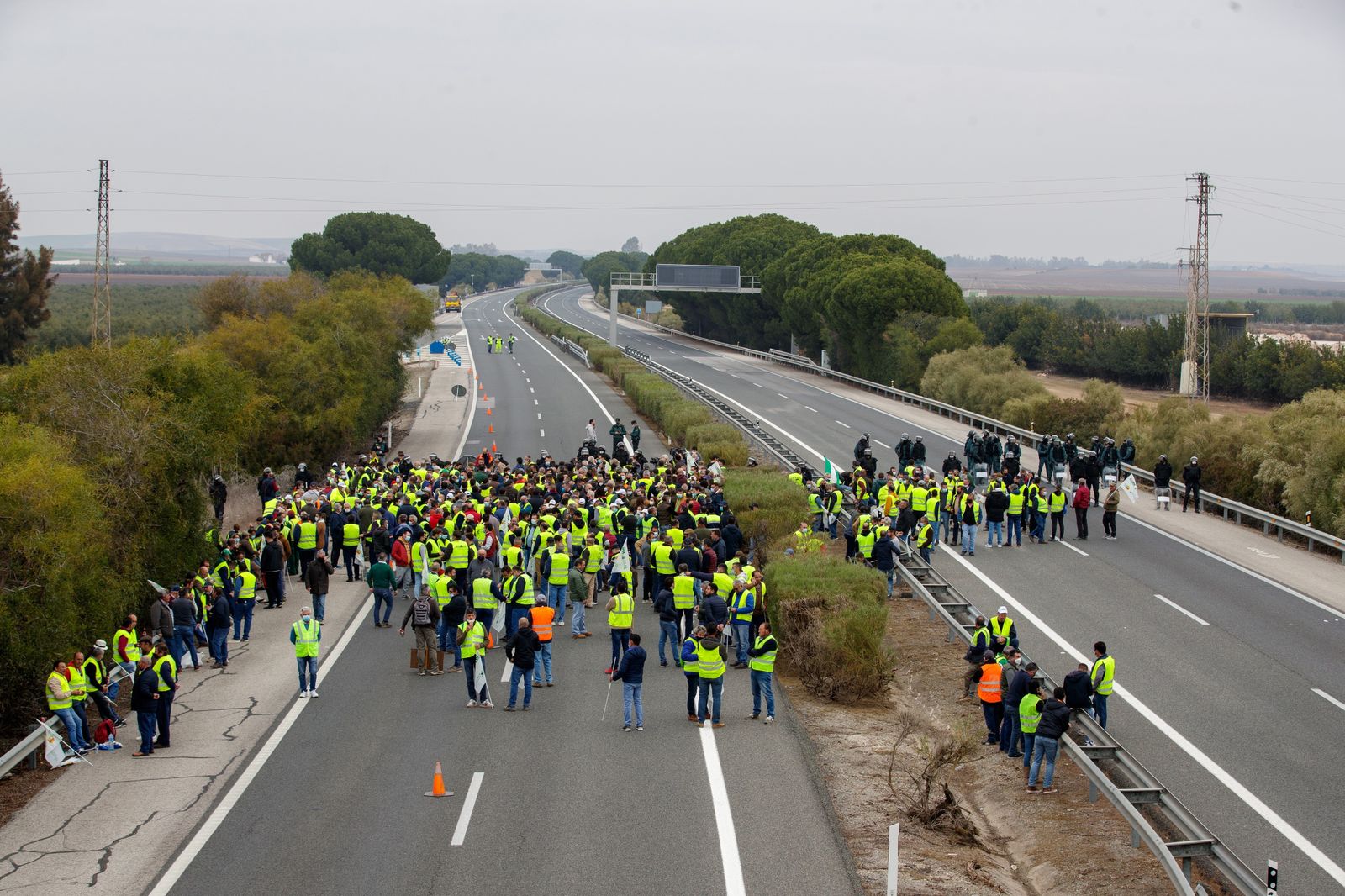 Tensión entre agricultores y antidisturbios en la protesta del sector agrario