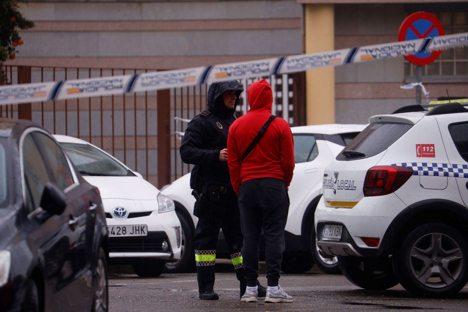 Familiares de las víctimas llegan al centro cívico Poniente Sur.