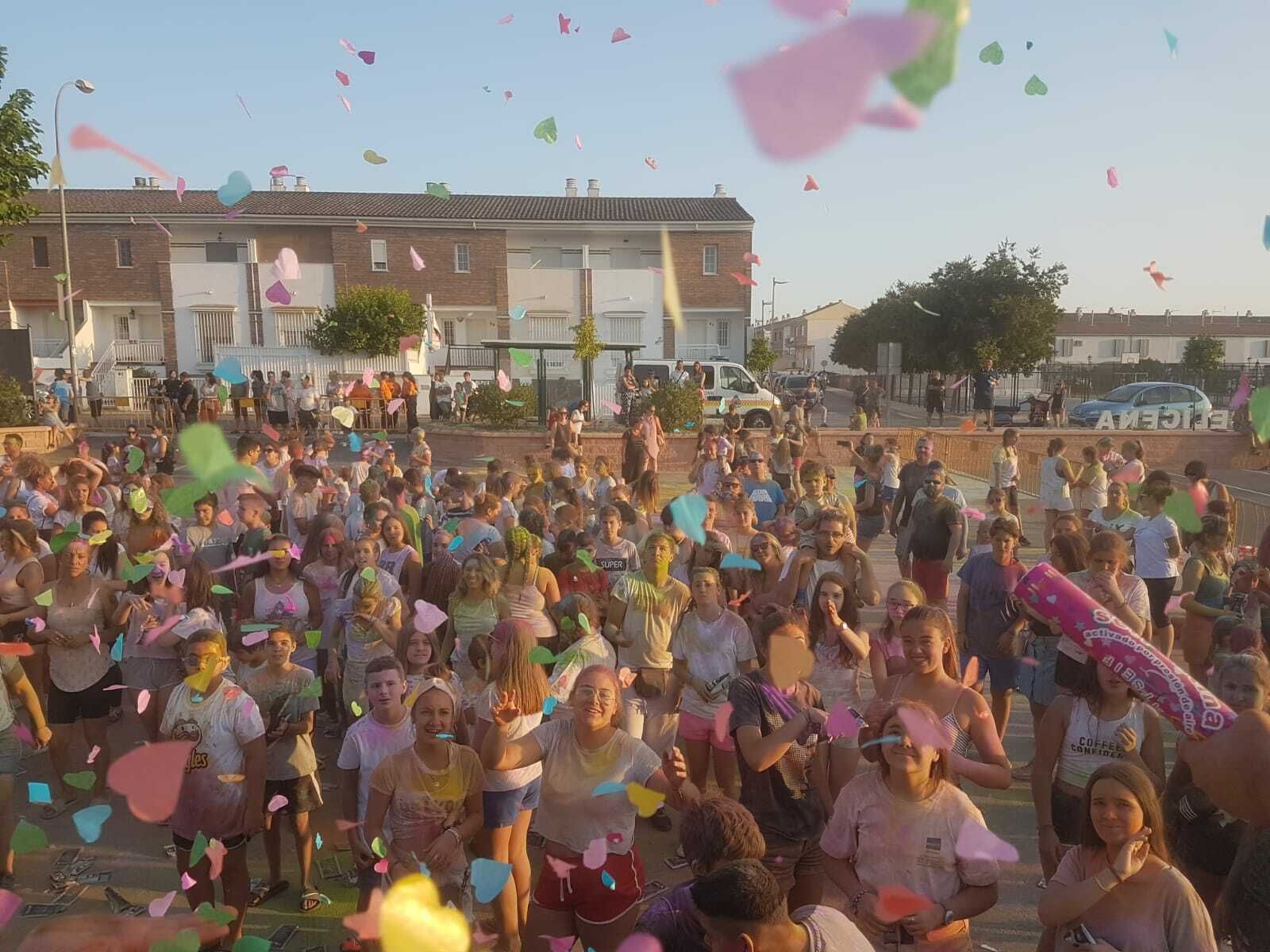Los vegueños disfrutan de la batalla de bolas de colores