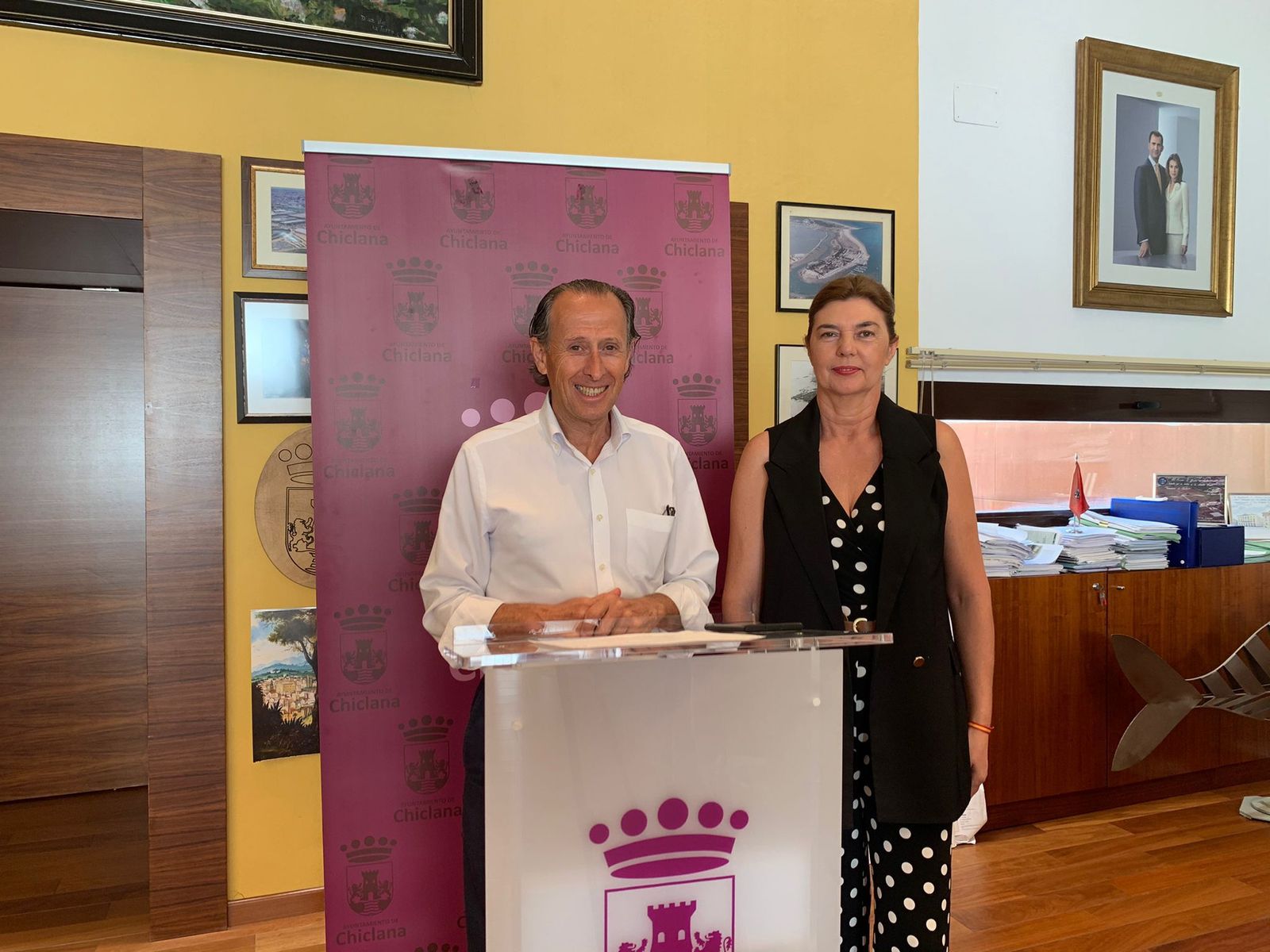 El alcalde, José María Román, junto a la delegada de Turismo, Pepa Vela.