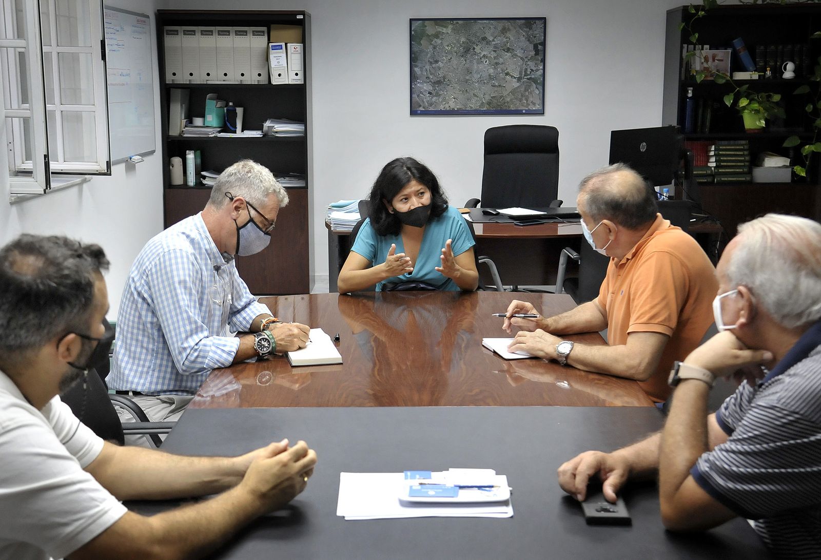 Imagen de la reunión de Ana Hérica Ramos y técnicos de Emuvijesa con el presidente de la AA.VV. de La Plata.