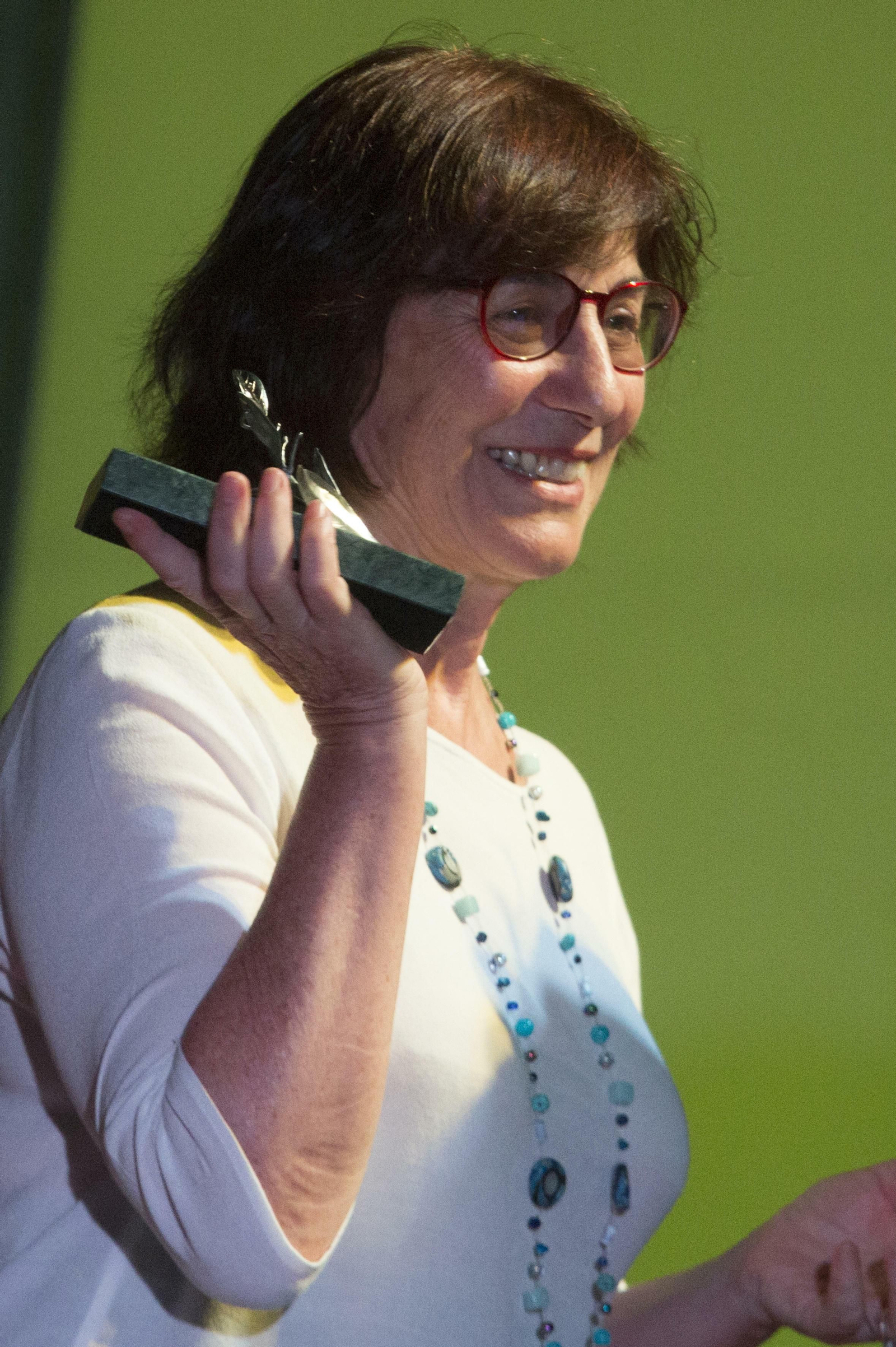 La científica con el premio en la mano anoche en La Zubia.