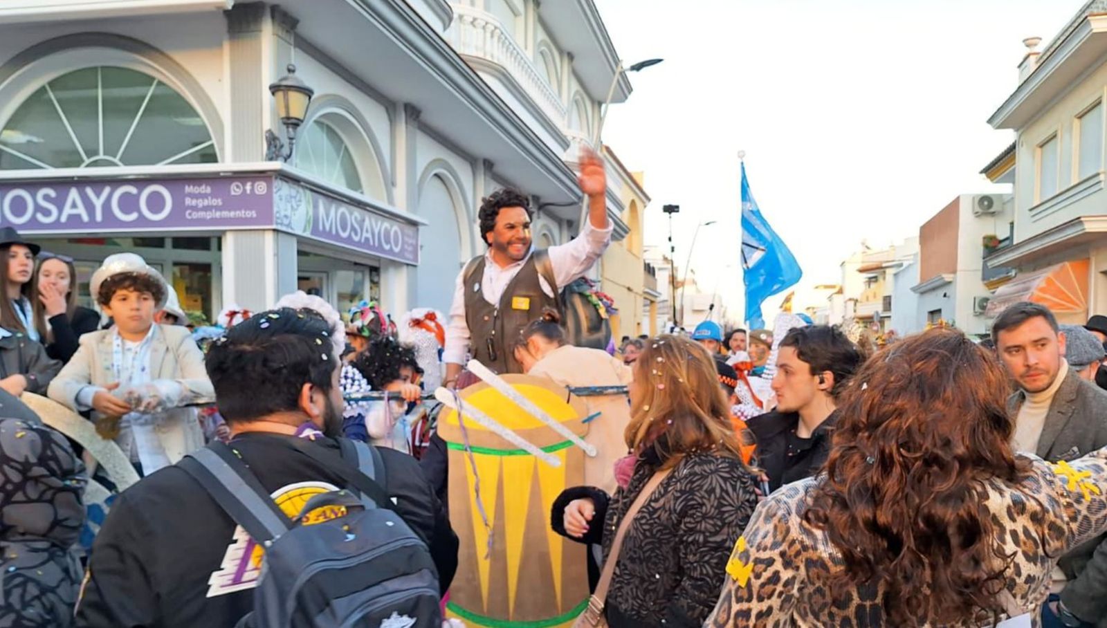 Manuel Martínez, pregonero del Carnaval de Chipiona 2026, en el desfile previo.
