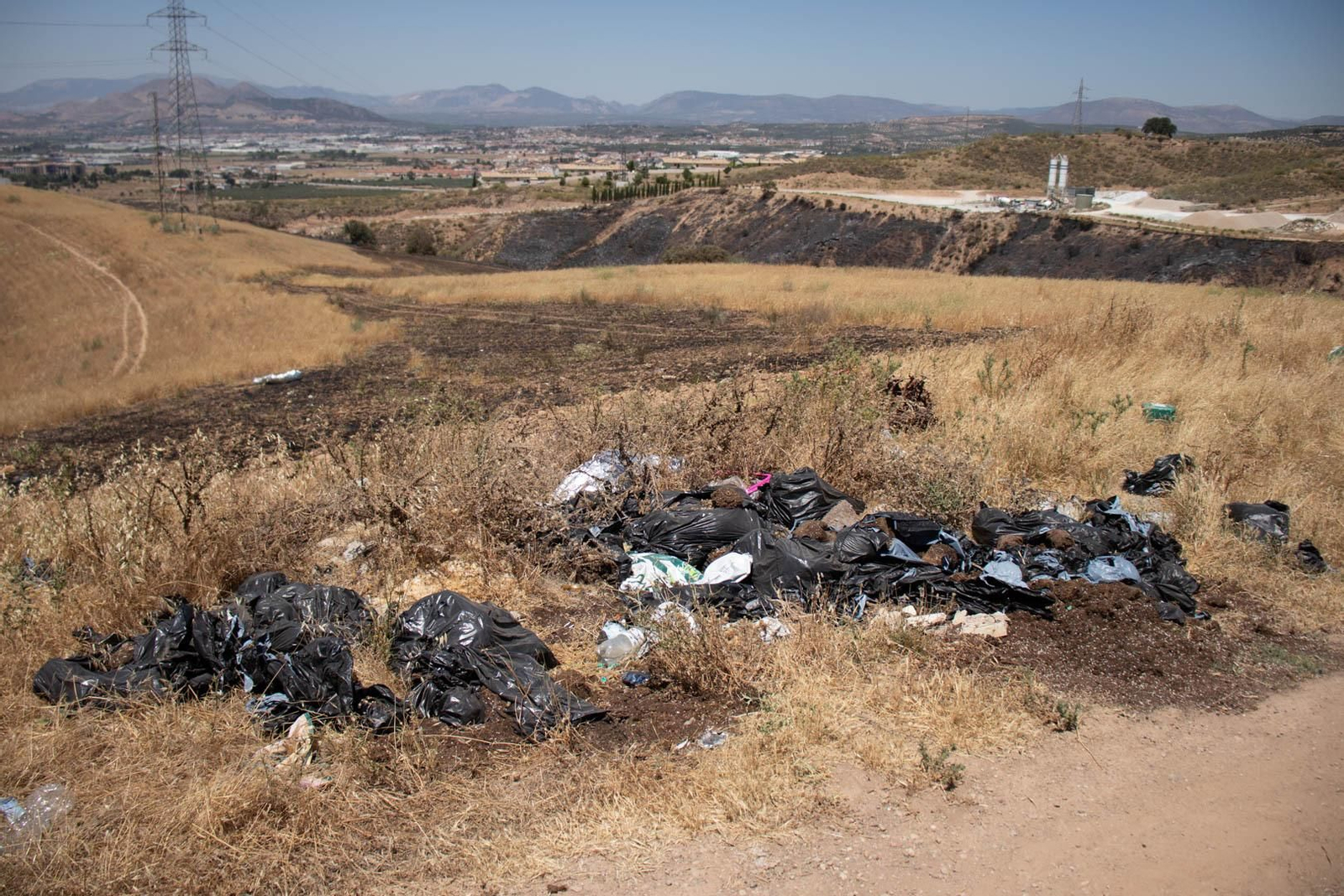 Al menos 70 hectáreas quemadas con la basura en el punto de mira
