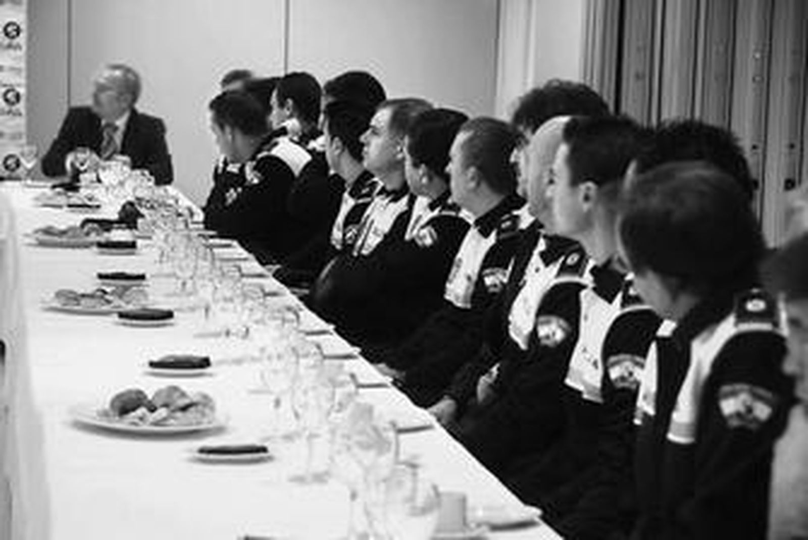 Los policías locales condecorados, ayer en un encuentro con la prensa en el restaurante La Raza.