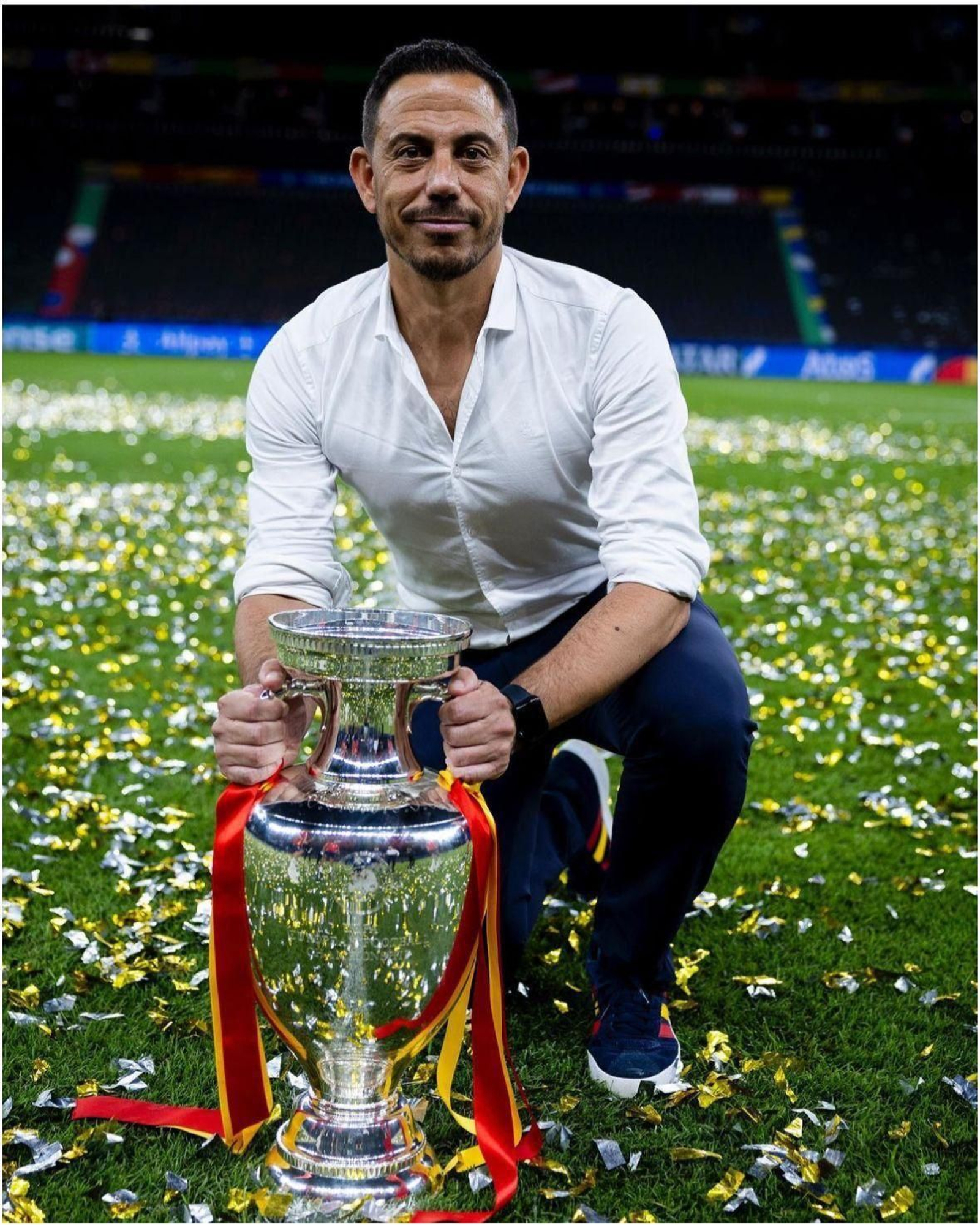 Claudio Vázquez posa con el título de la Eurocopa.