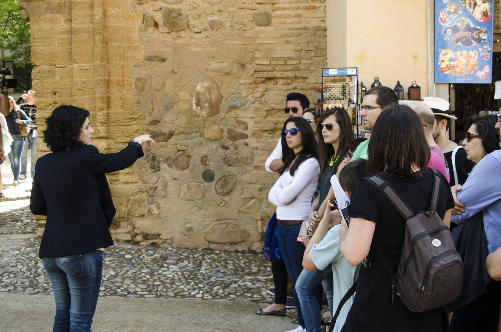 Visitantes a la Alhambra reciben indicaciones de una guía turística