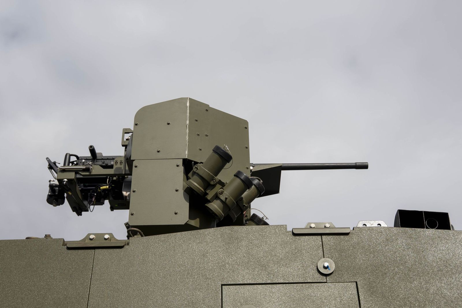 Margarita Robles entrega en Viator los primeros vehículos 8x8 ‘Dragón’ al Ejército de Tierra