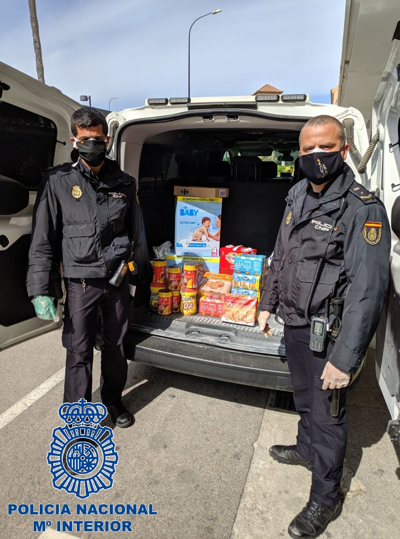 Agentes de la Policía Nacional, con la compra donada a El Pan Nuestro.