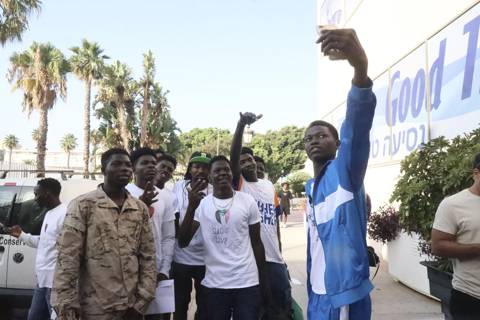 Un grupo de migrantes se toma un 'selfie' antes de embarcar para Algeciras. Un grupo de migrantes se toma un 'selfie' antes de embarcar para Algeciras.