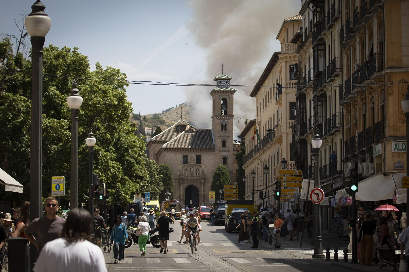 Las imágenes del incendio del edificio cercano a la iglesia de Santa Ana de Granada