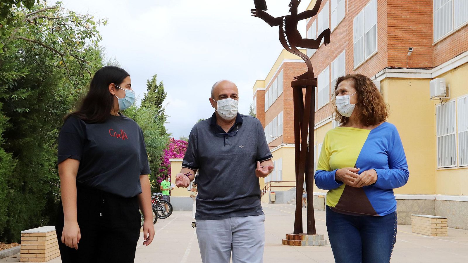 Natalia y Cecilia junto a José Antonio Vélez, el director del instituto.