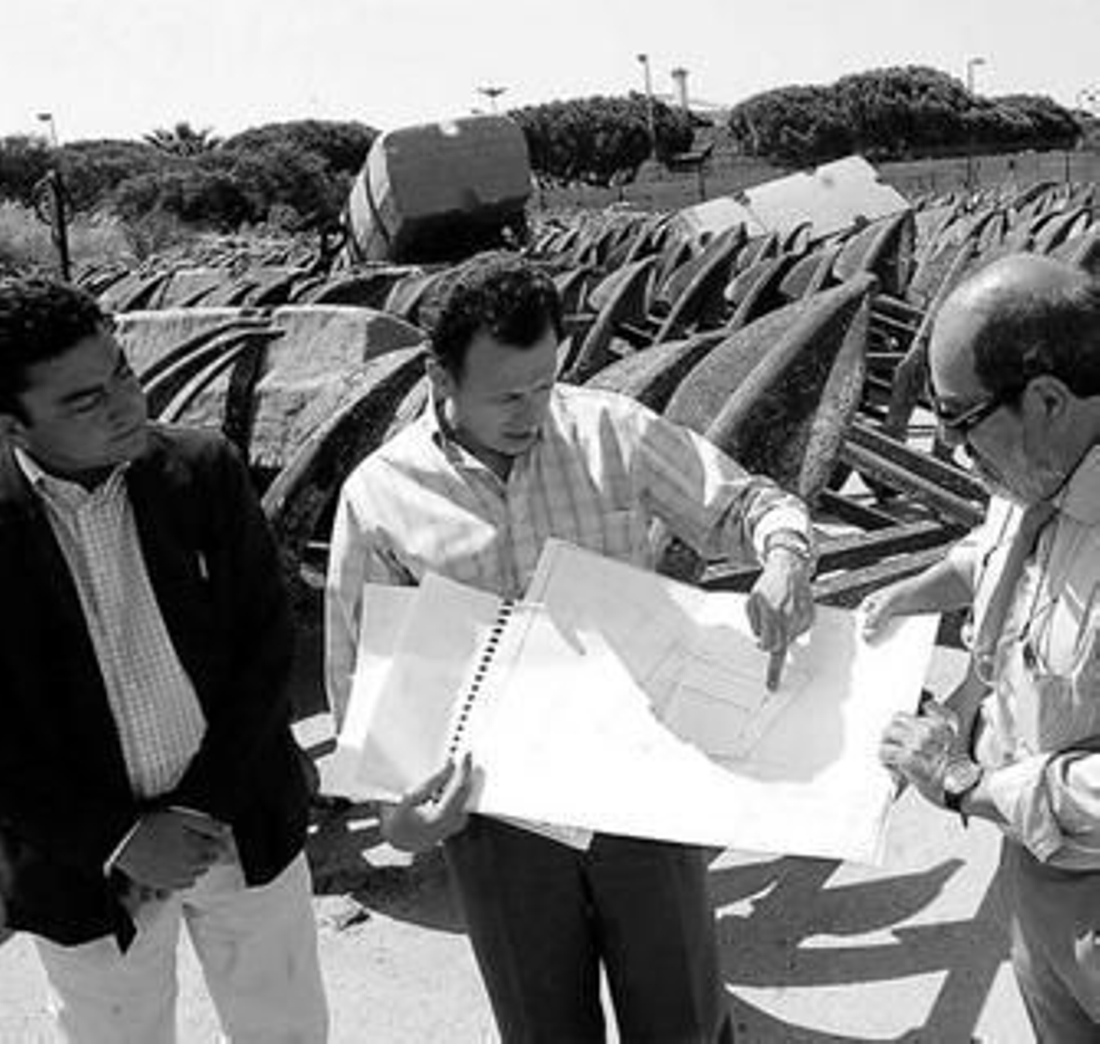 En la imagen de archivo, Román, Diego Ramírez y Diego Crespo explican el proyecto con las anclas al fondo.