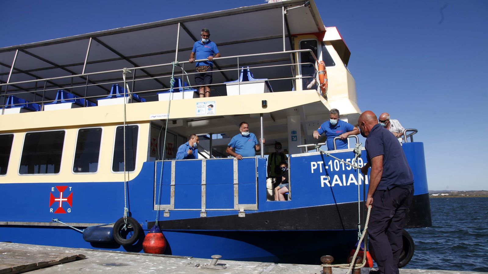 La tripulación del "Raiano" asegura el barco tras arribar al muelle ayamontino de Portugal