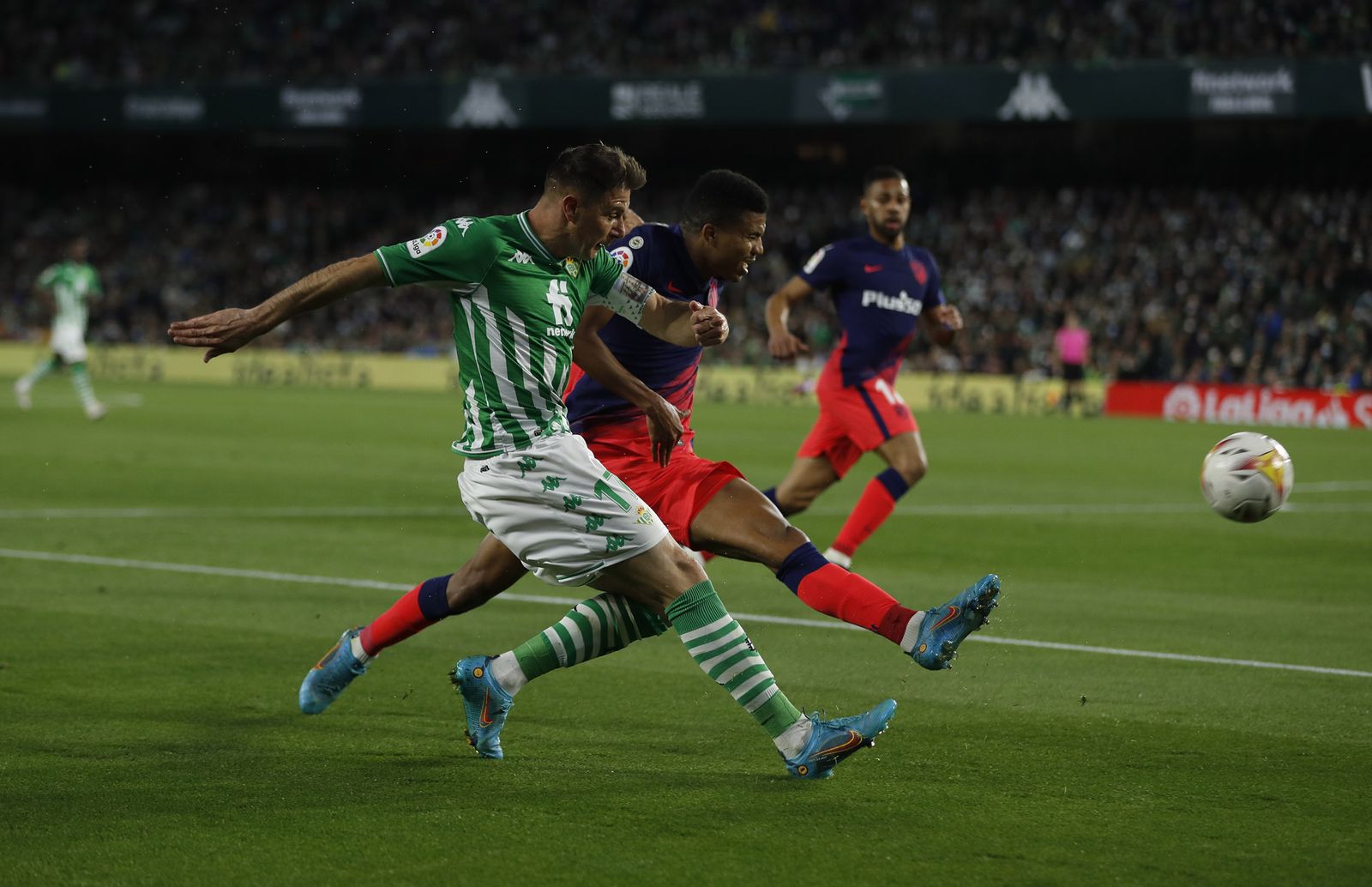 Joaquín cuelga uno de sus característicos centros desde la banda derecha.