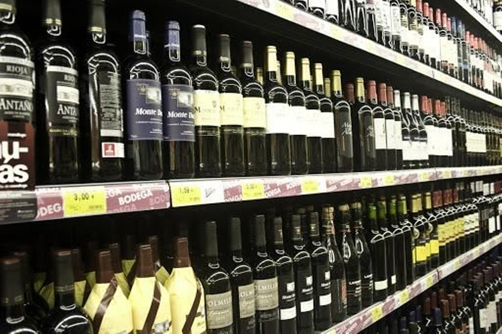 En el súper podemos encontrar vinos para todos los gustos y bolsillos.