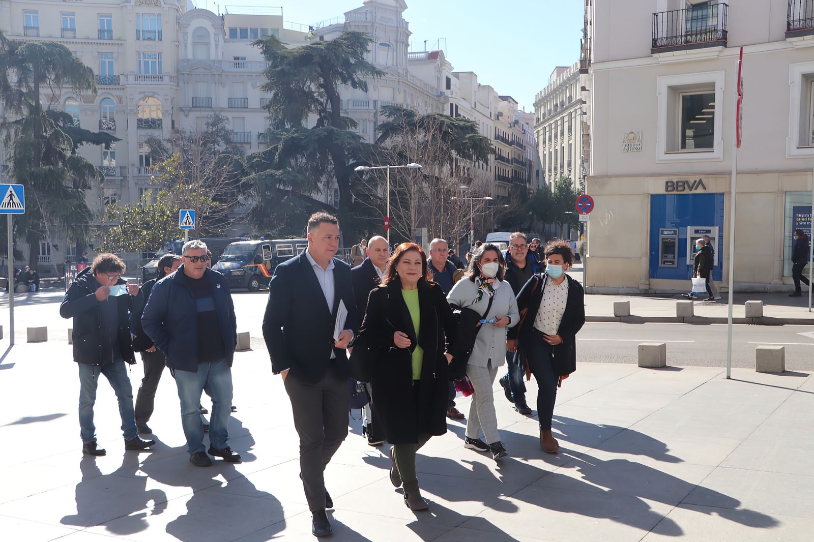 Representantes de Podemos junto al comité de Navantia Puerto real, accediendo al Congreso de los Diputados