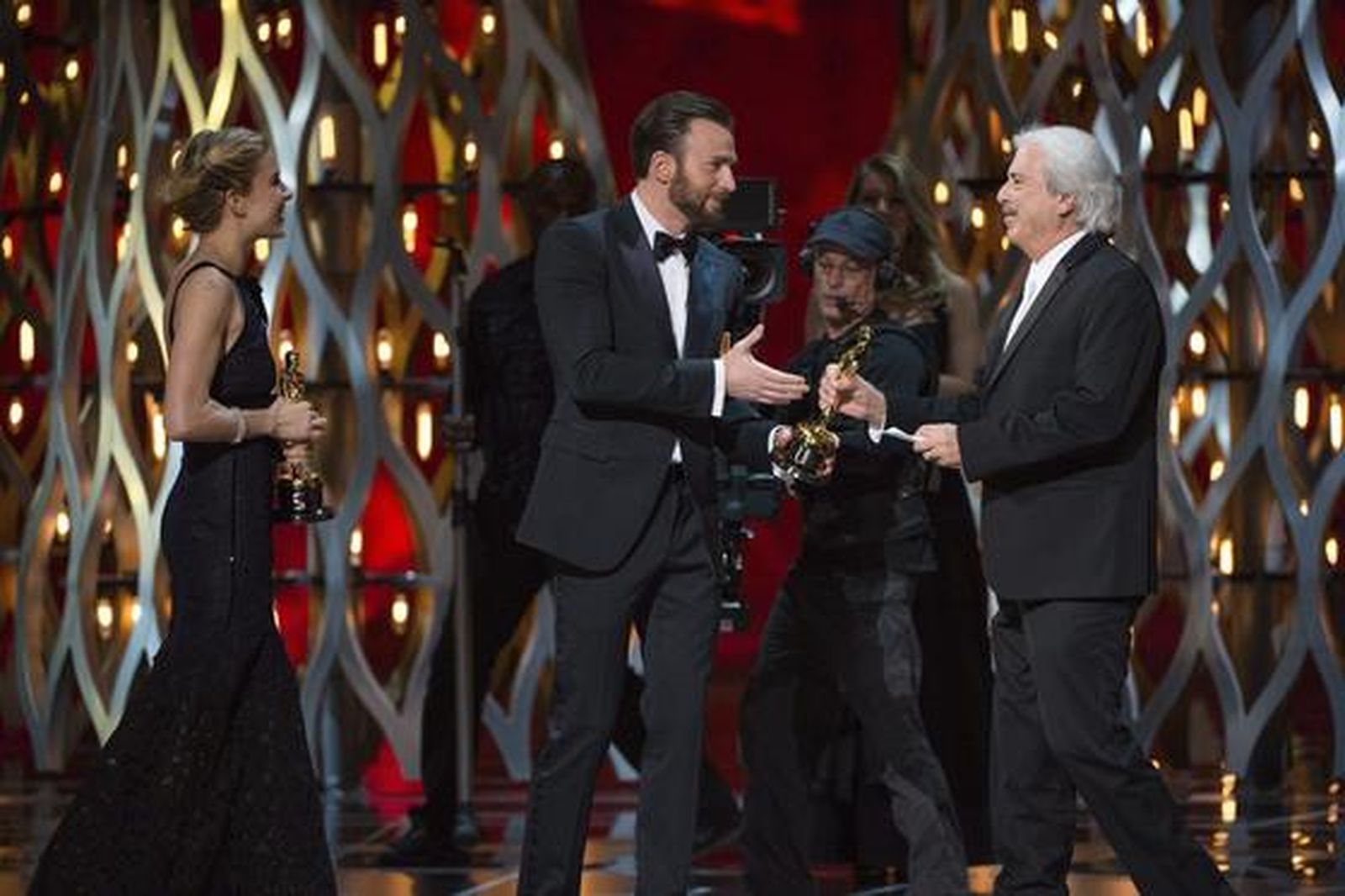 Chris Evans y Sienna Miller entregan la estatuilla a la Mejor mezcla de sonido a Alan Robert Murray por 'Whiplash'.

Foto: EFE