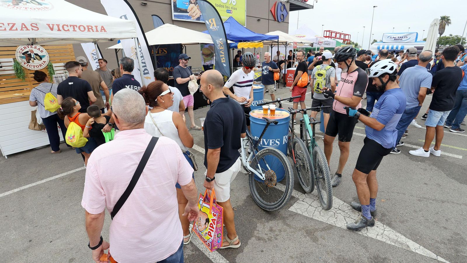 Así fue la salida de la Vuelta España desde Carrefour Sur en Jerez