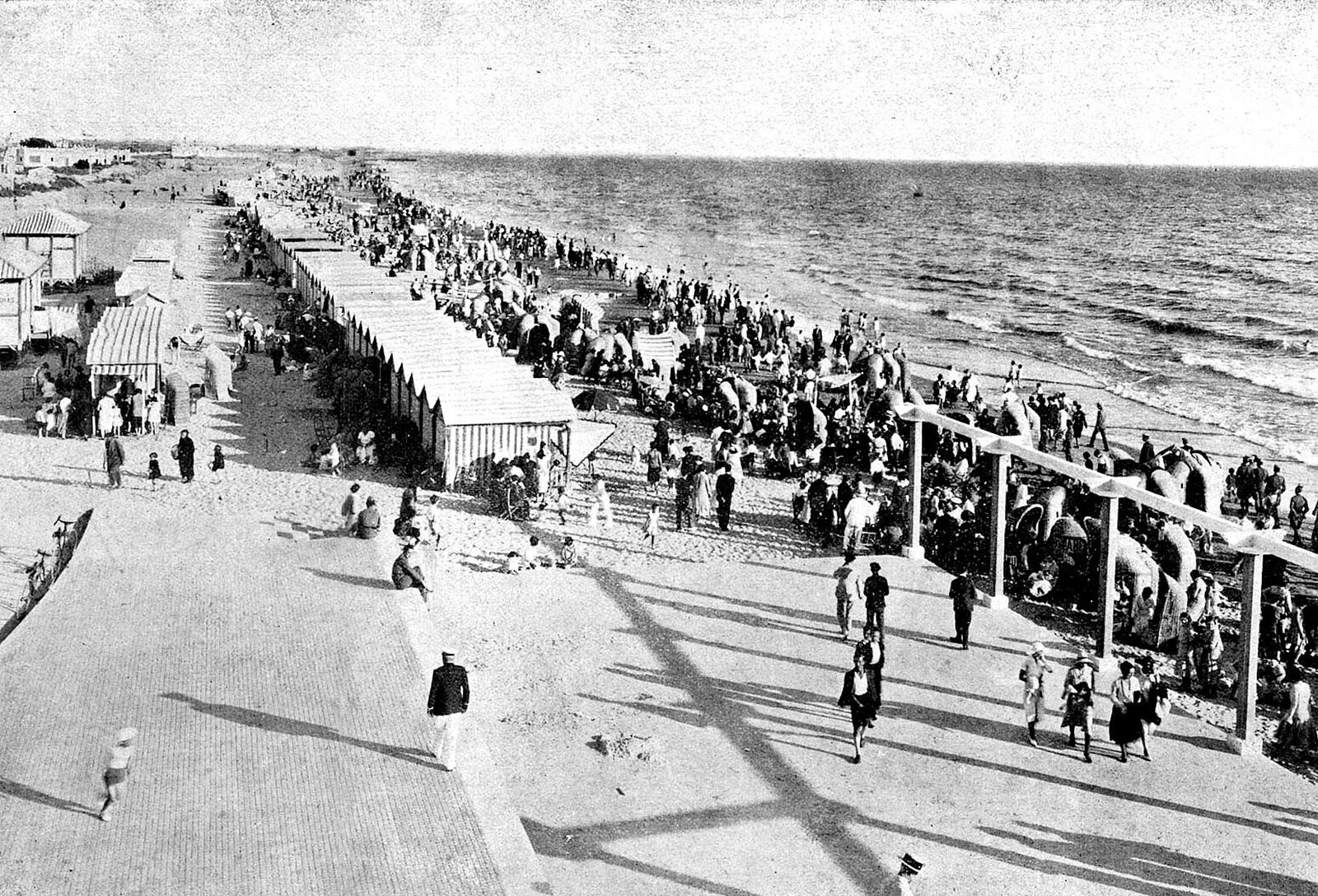 Imágenes con historia de la playa de Cádiz. Con y sin casetas