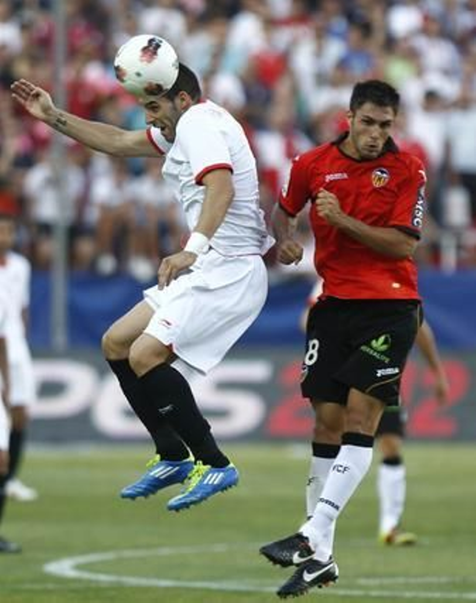 El Sevilla vence al Valencia en casa pese a jugar más de 20 minutos con nueve jugadores (1-0). / Antonio Pizarro
