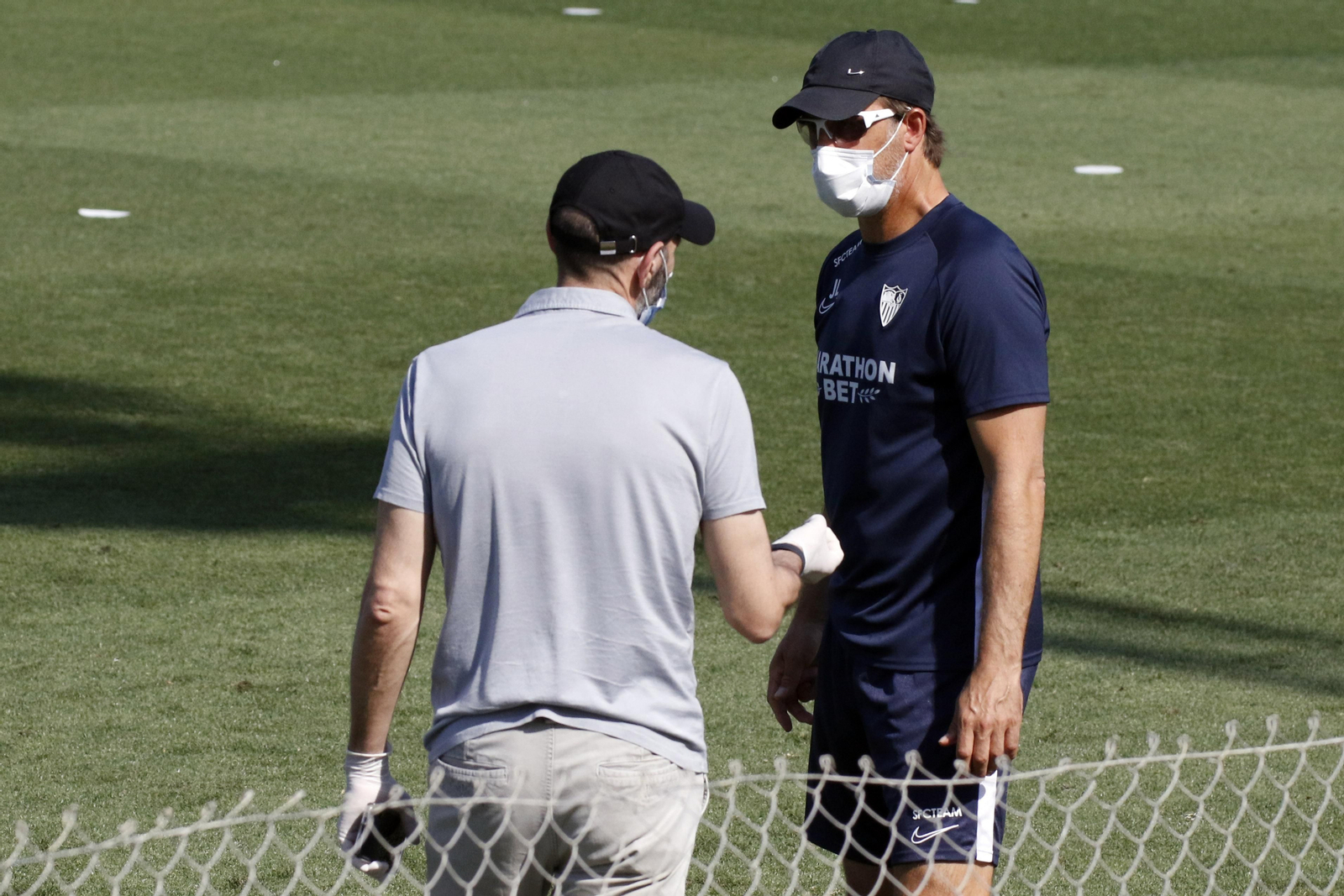 Julen Lopetegui atiende las explicaciones de Monchi en la ciudad deportiva.