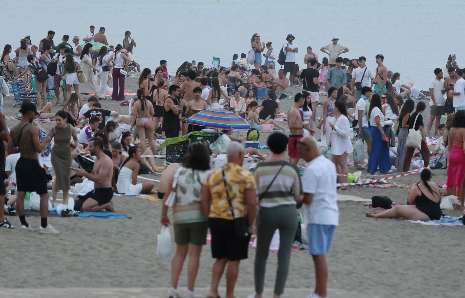 Así se vive la noche de San Juan en la playa de la Malagueta de Málaga, en fotos