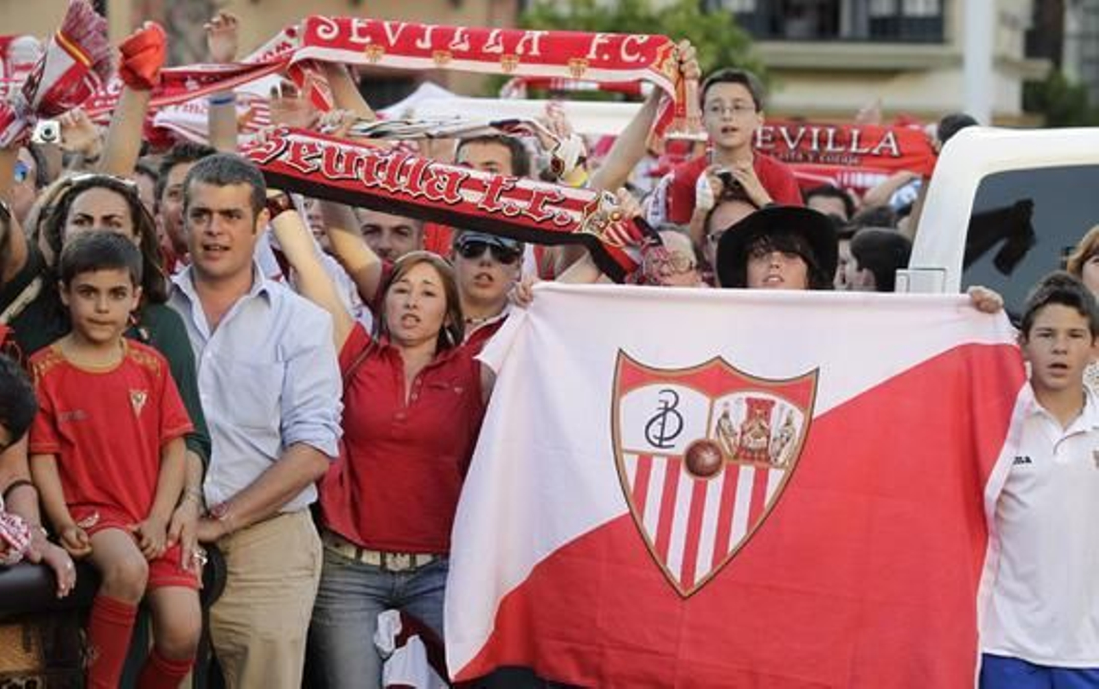El Sevilla recorre la ciudad para festejar con sus aficionados el título de la Copa del Rey.

Foto: Antonio Pizarro