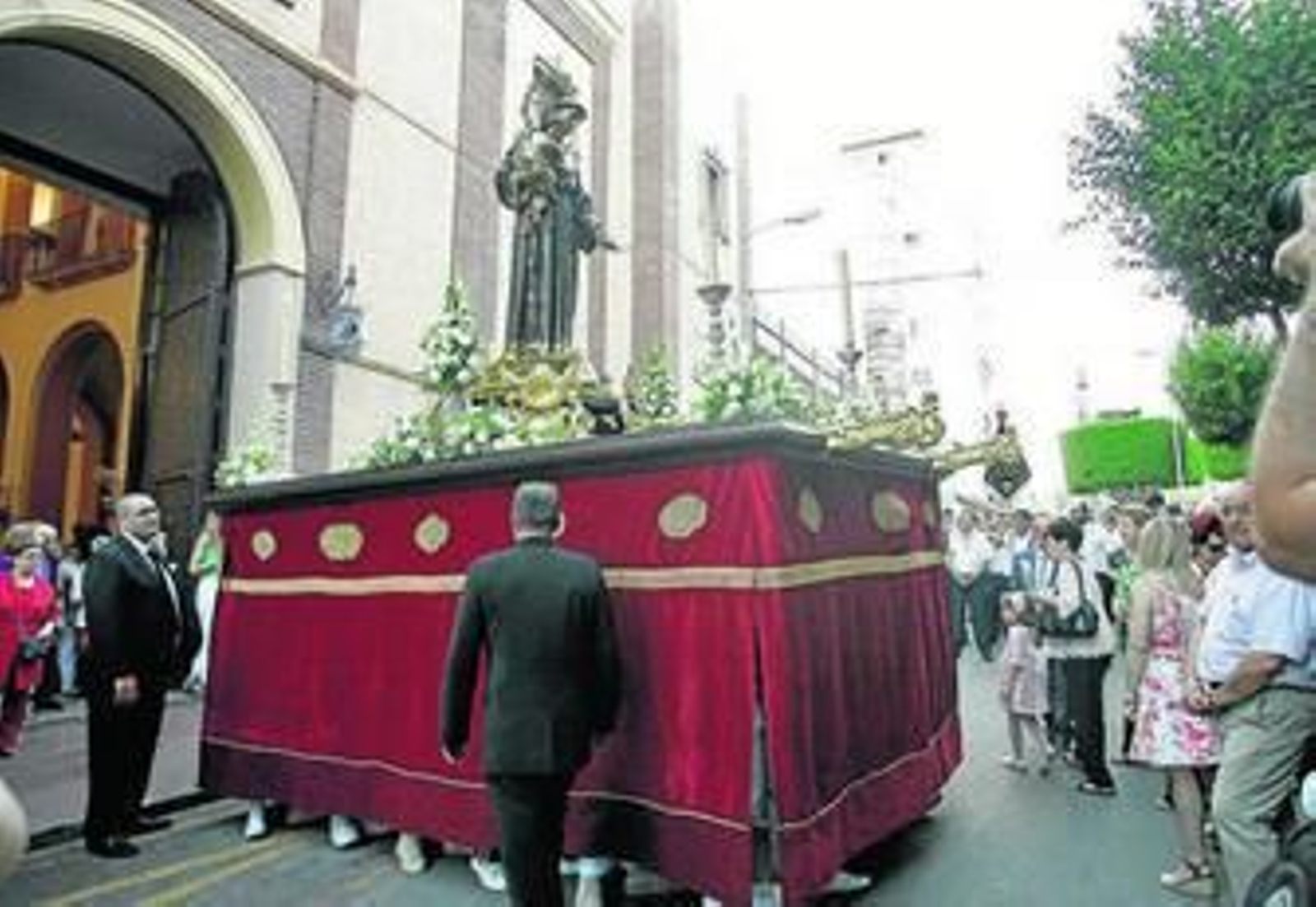 La imagen de San Antonio de Padua, Patrón de Alfareros, saliendo de la Iglesia de San Agustín