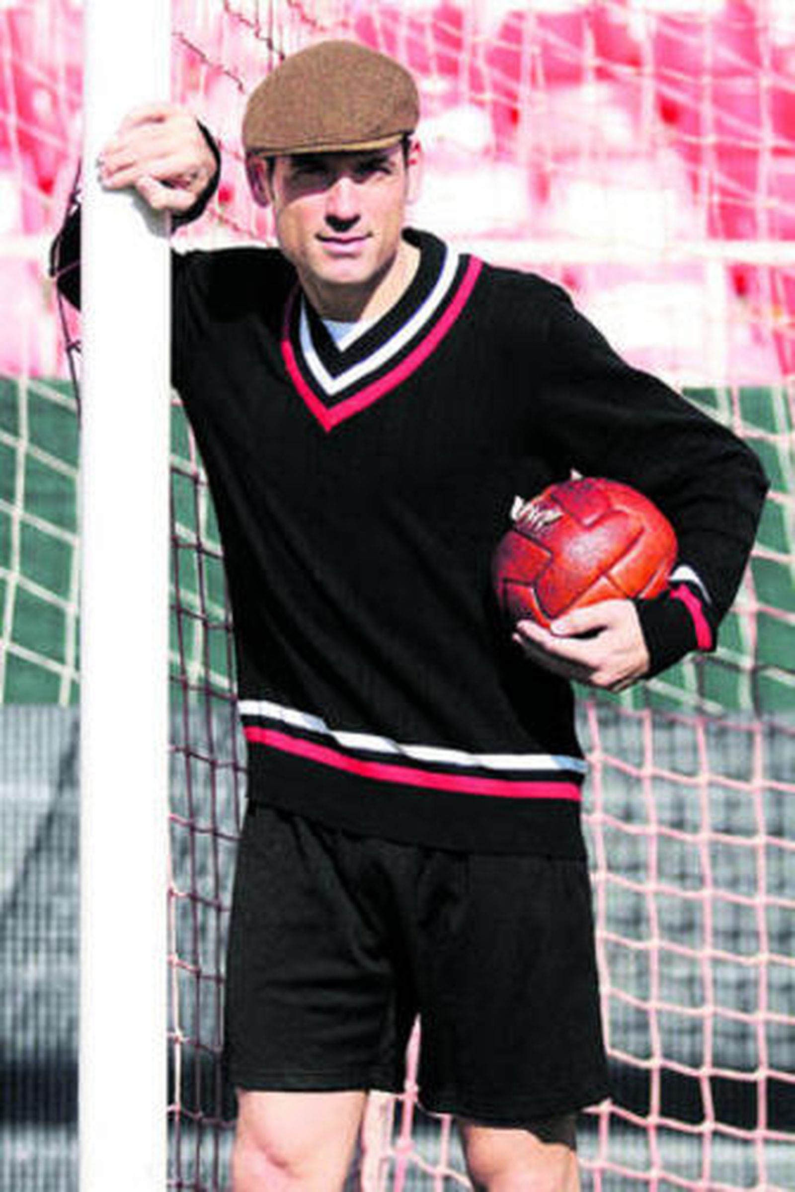 Palop posa en el Ramón Sánchez-Pizjuán con una equipación de época.