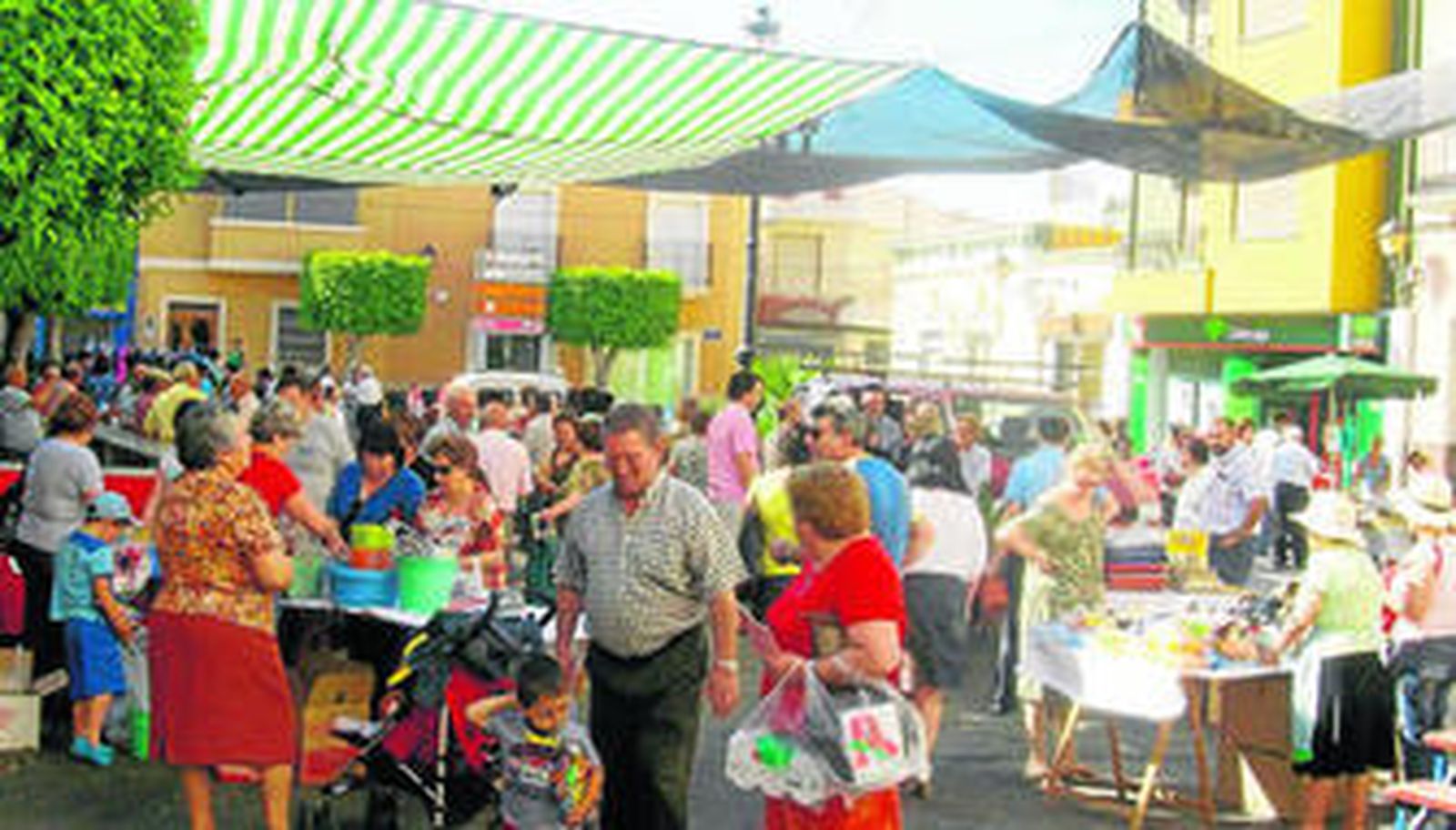 Cada una de las ediciones reúne a cientos de vecinos en torno a los productos ofertados.