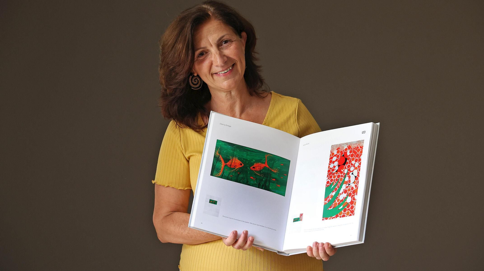 La jerezana Inma Parra, paciente de este proyecto, muestra una de sus obras en el libro.