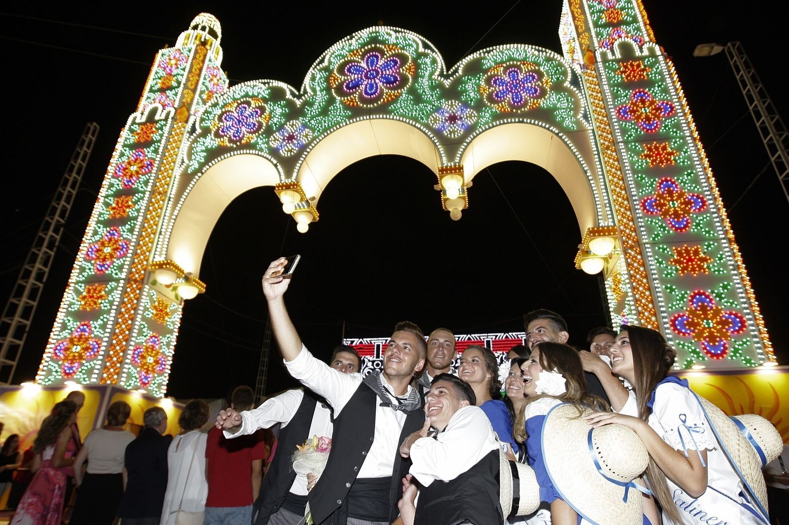 Un grupo de salineras y sus acompañantes, el año pasado, haciéndose un selfie en la portada de la Feria.