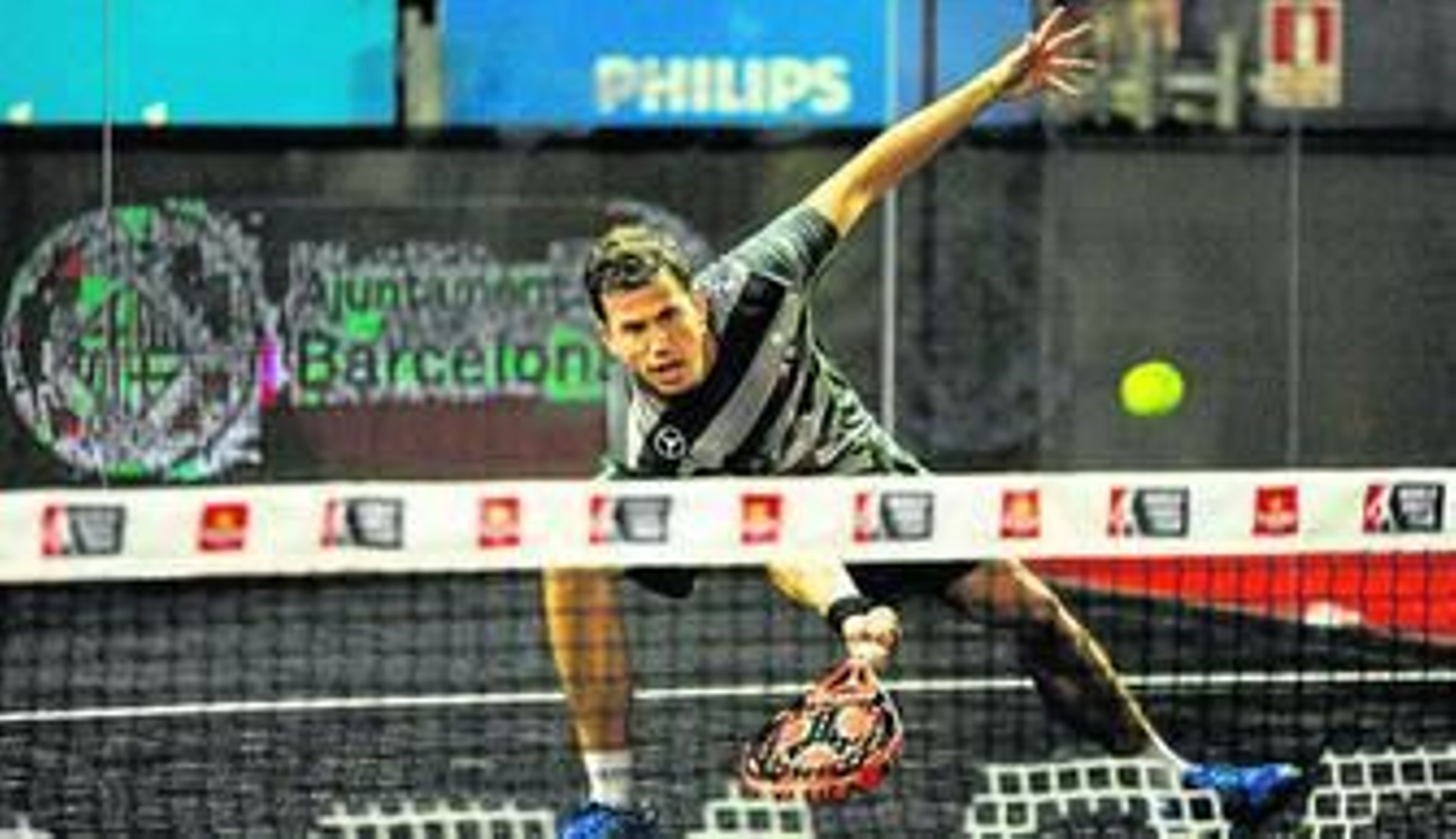 El sevillano Paquito Navarro conecta una volea baja en el torneo de Barcelona, donde se coronó junto a su nueva pareja, Matías Díaz.