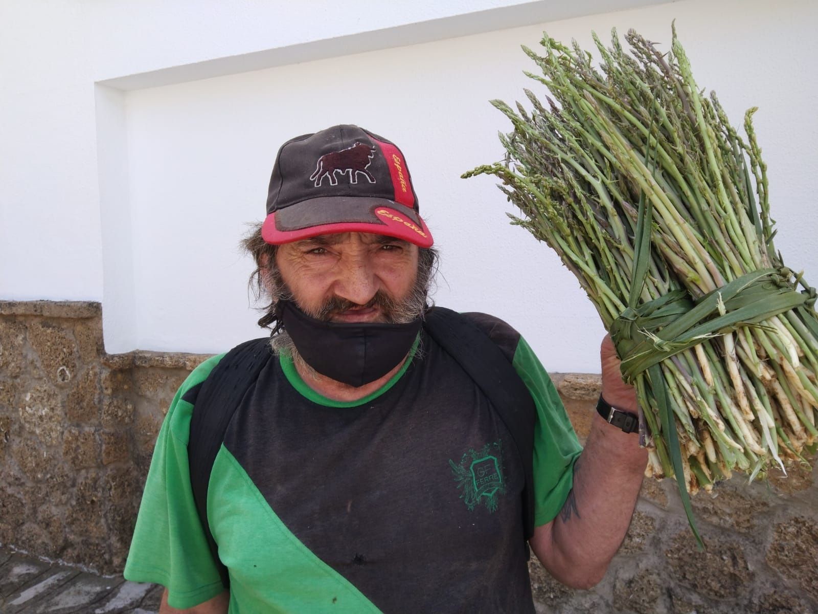 Ángel Pereira muestra la recolección de espárragos lograda.
