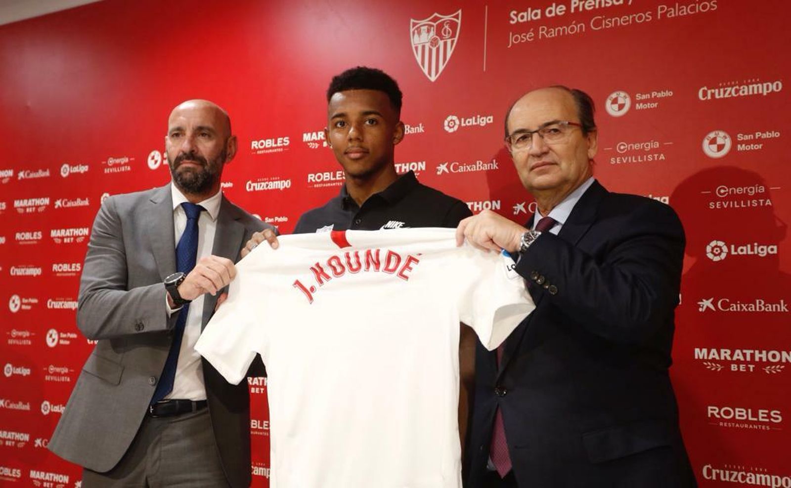 Monchi y Castro junto a Koundé en su presentación.