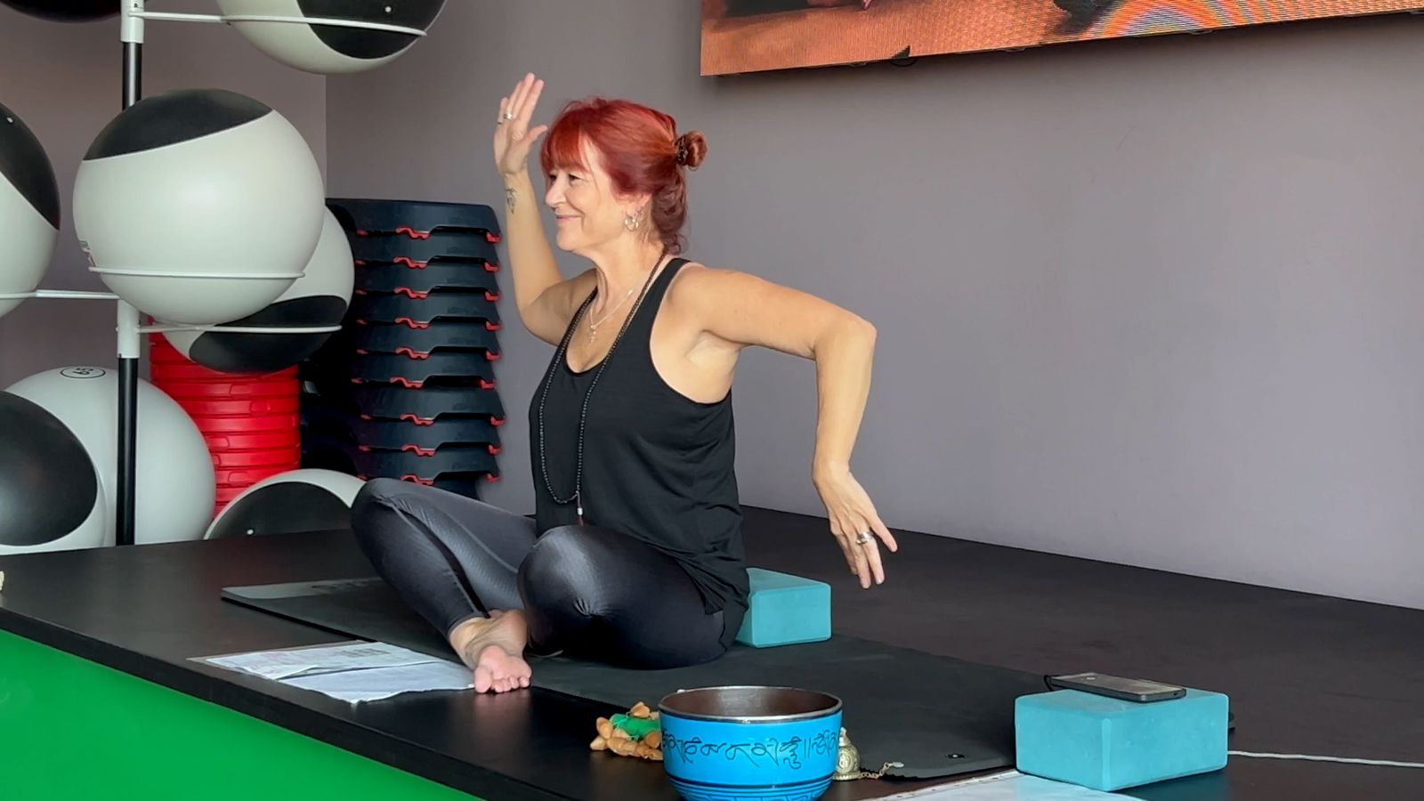 Clase de yoga oncológico impartida por Nuria Tamayo en el centro YO10 de Torre Sevilla, un espacio de acompañamiento físico y emocional para personas con cáncer