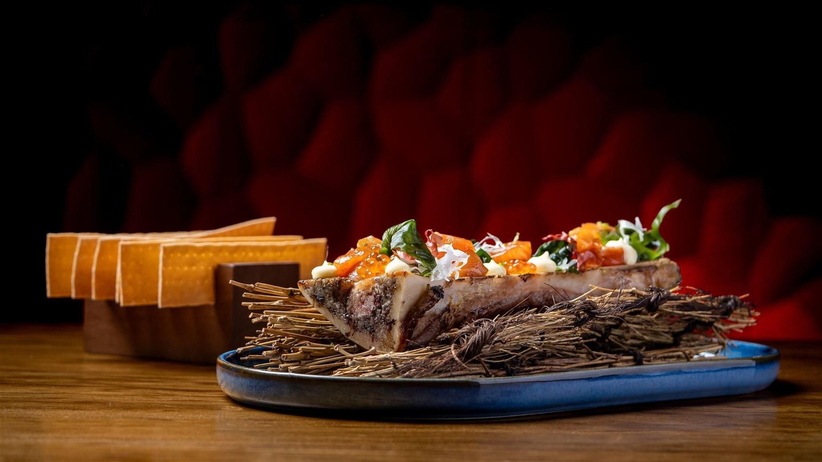 La propuesta culinaria de Ajhito: tuétano de wagyu, trucha y sus huevas.