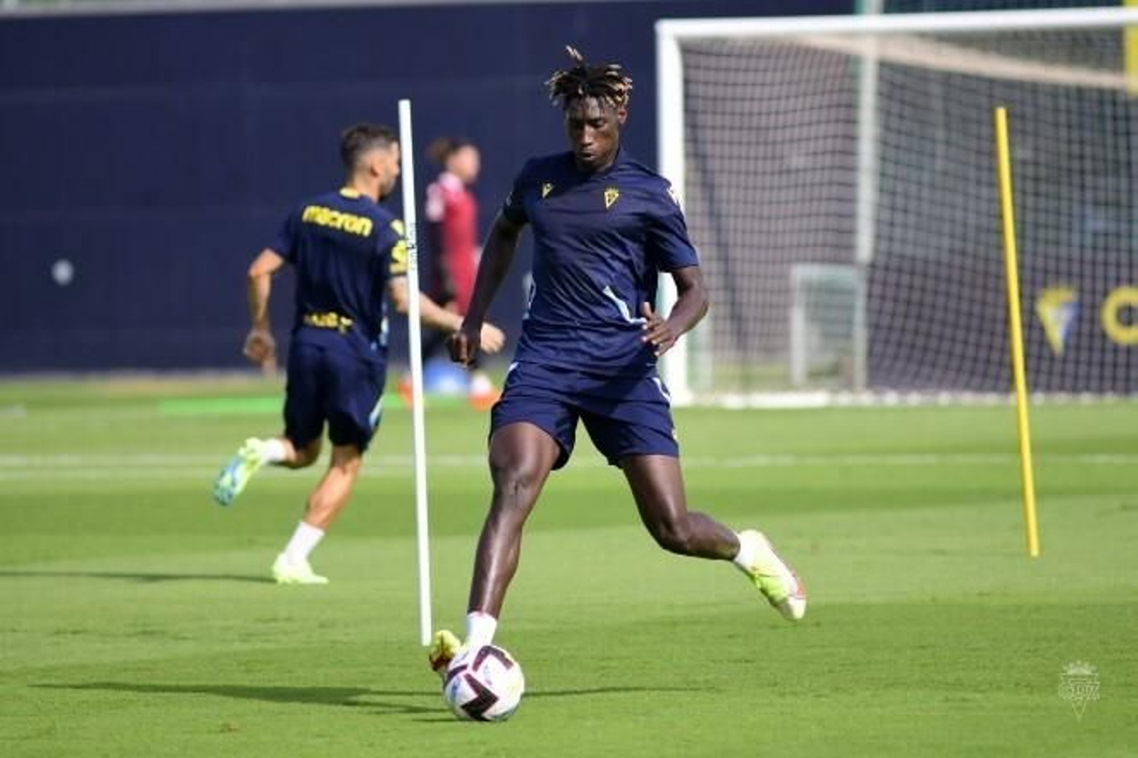 Momo Mbaye golpea el esférico en un entrenamiento.