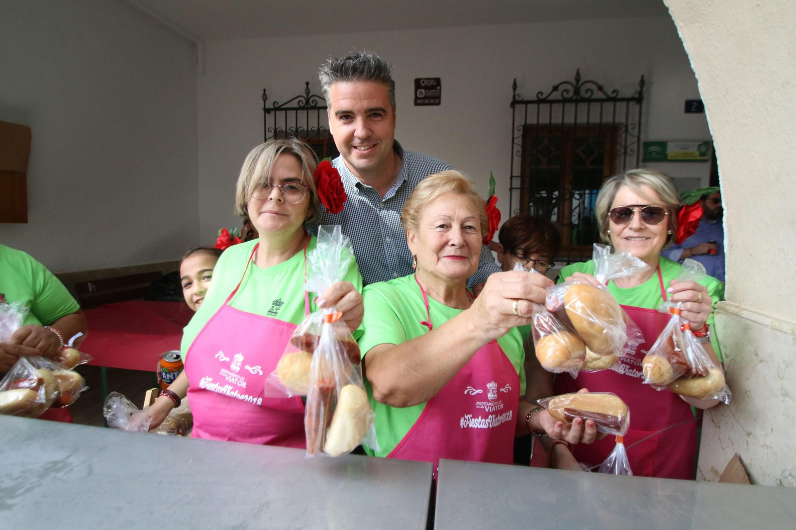 El alcalde, Manuel Jesús Flores, y vecinas de Viator durante la celebración del Día de la Longaniza en 2023.