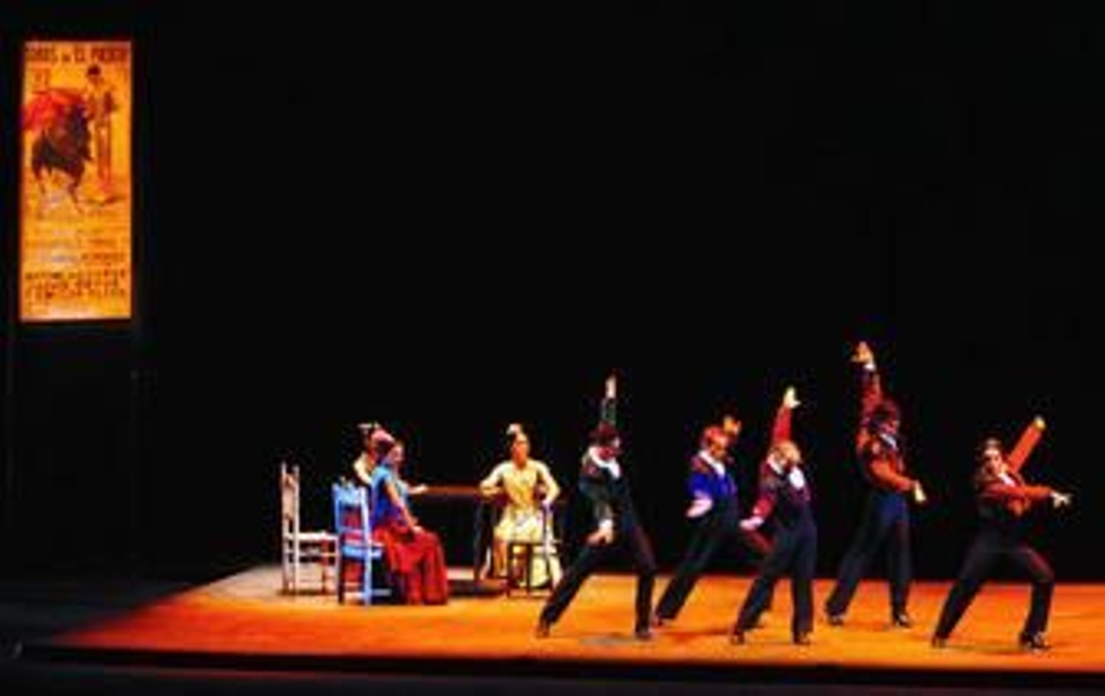 El cuerpo de bailaores hizo gala de toda la pasión y la furia propia de Mario Maya en la puesta en escena de 'Cinco toreros'.