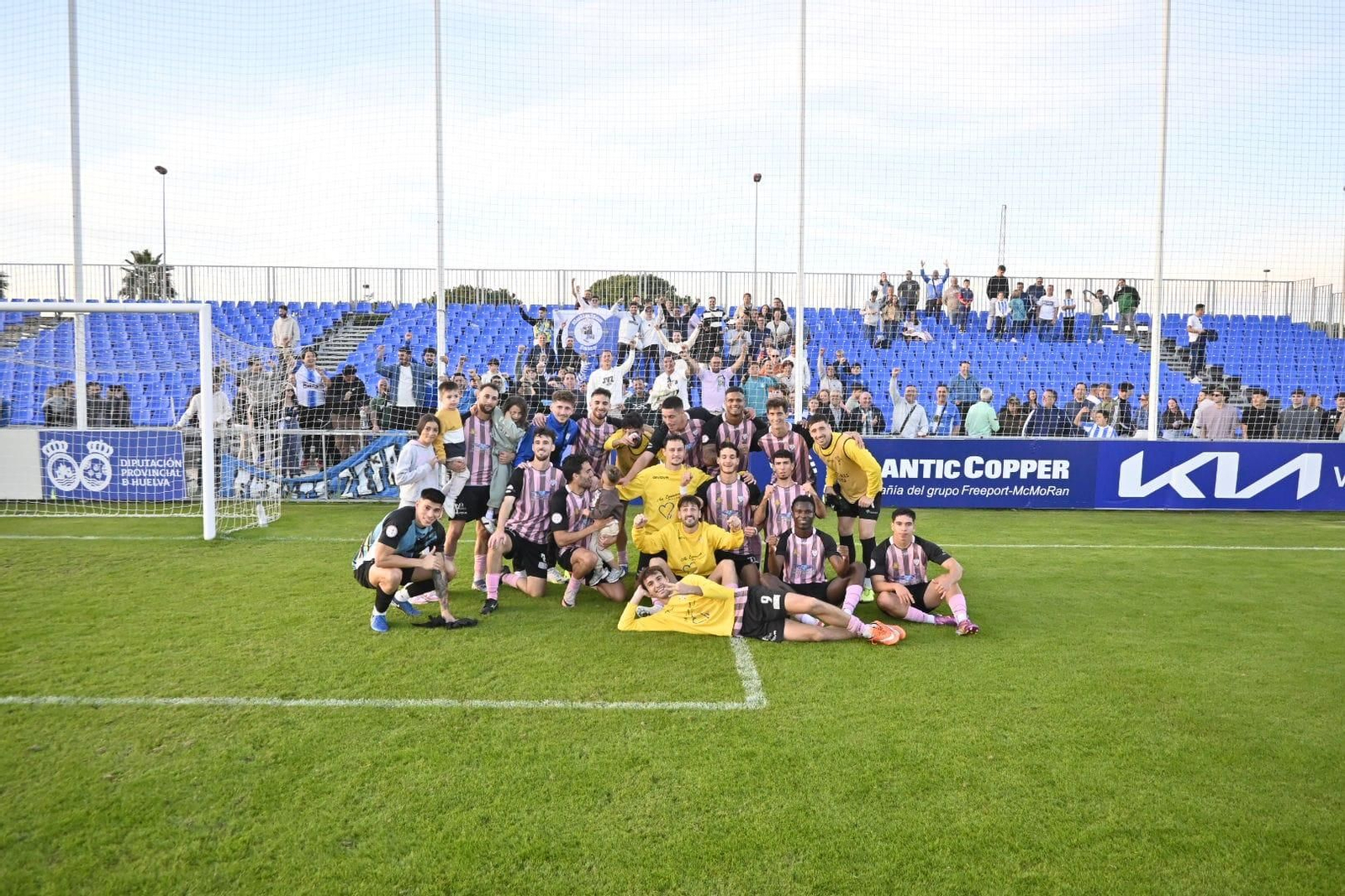 Los jugadores del Bollullos celebran la victoria con parte de la afición desplazada a Huelva.
