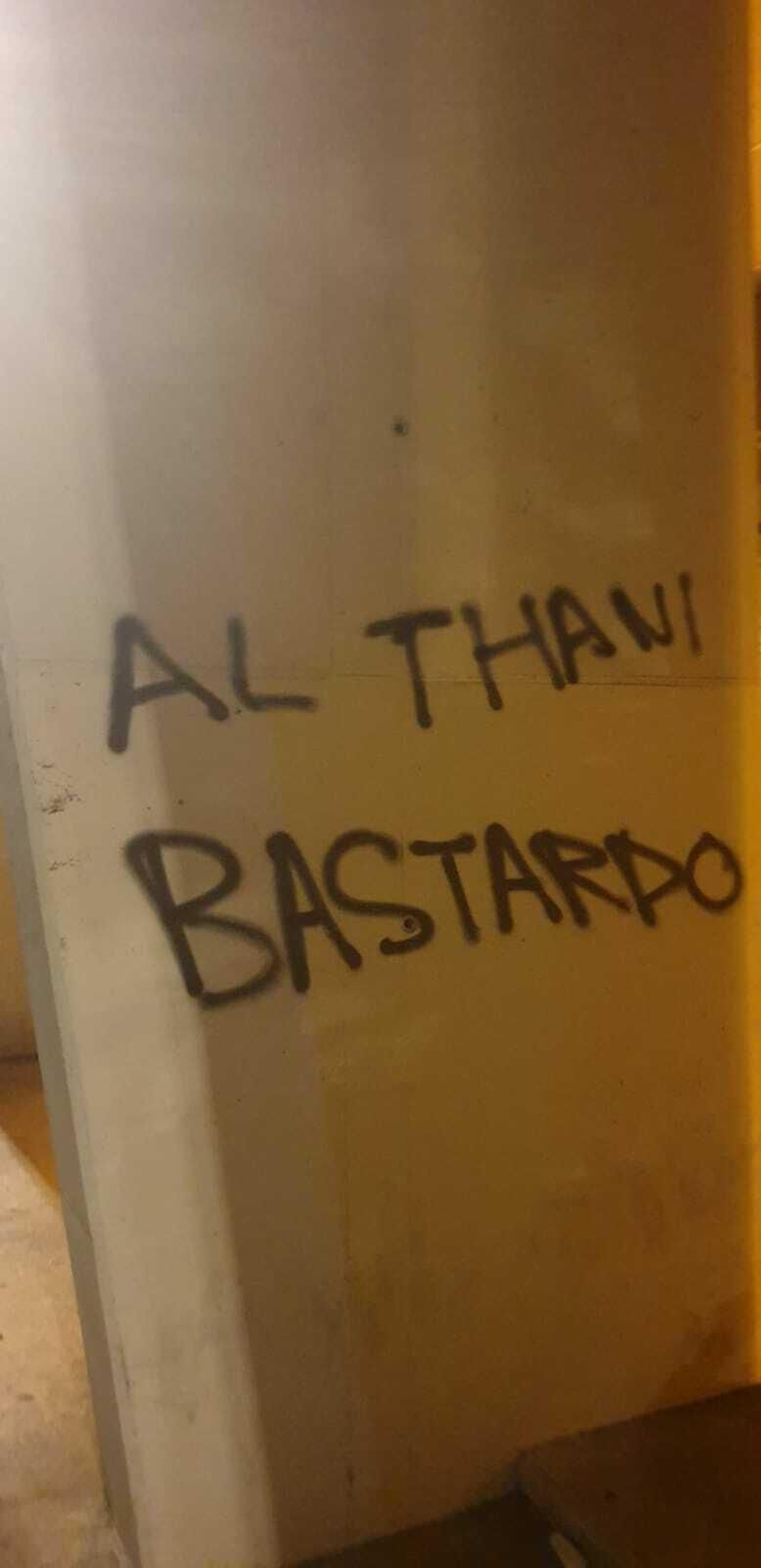 Las fotos de las pintadas contra el jeque en La Rosaleda