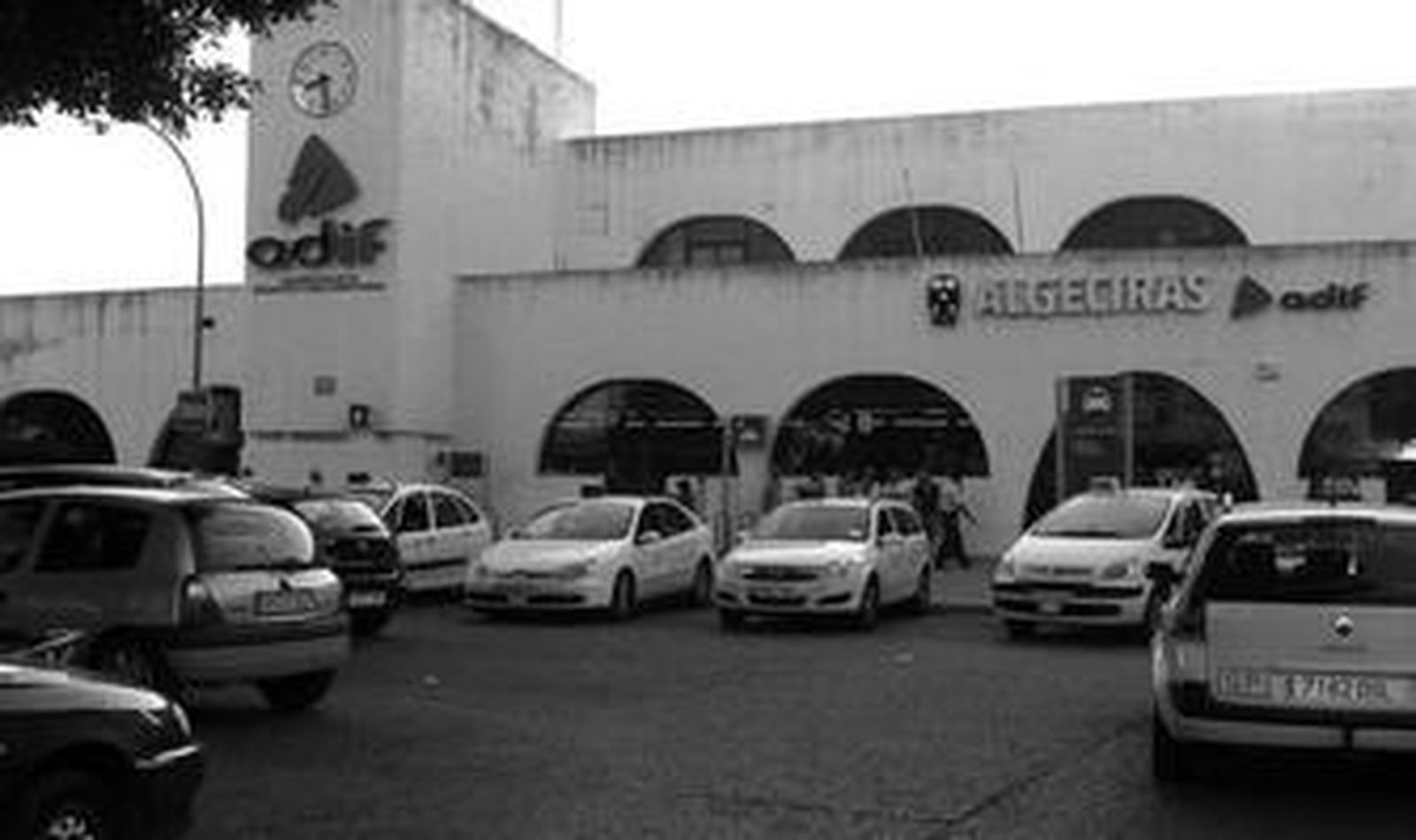 Vista exterior de la estación de Adif de Algeciras, edificio que será objeto de reforma dentro del proyecto de integración del ferrocarril en la ciudad.